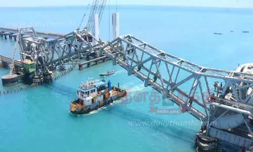 தூக்குப்பாலத்தை கடந்த இழுவை கப்பல்