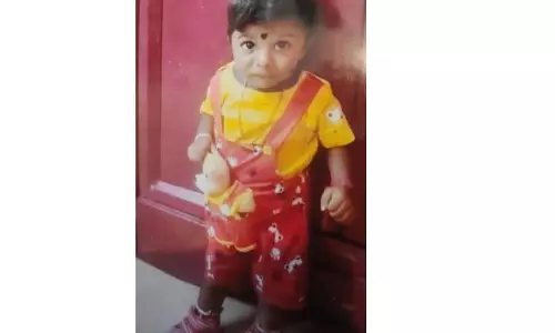 விக்கிரவாண்டி அருகேபள்ளி வேன் சக்கரத்தில் சிக்கி சிறுவன் பலிதாயின் கண் எதிரே நேர்ந்த சோகம்