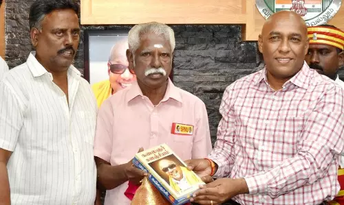 சந்திரயான்-3 வெற்றி:இஸ்ரோ திட்ட இயக்குனரின் தந்தைக்கு கலெக்டர் வாழ்த்து