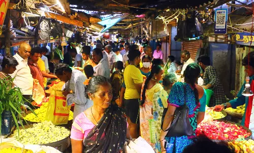 வேலூர் நேதாஜி மார்க்கெட்டில் பூ வாங்க குவிந்த பொதுமக்கள்