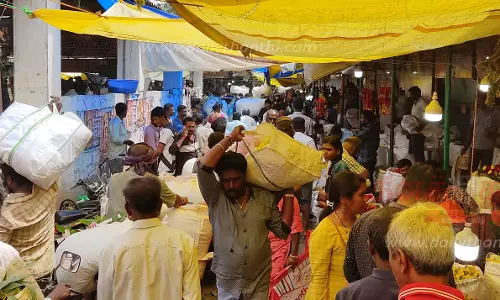 வரலட்சுமி நோன்பையொட்டிஓசூரில் பூக்கள் விலை உயர்வுமல்லிகை கிலோ ரூ.1,200-க்கு விற்பனை வரலட்சுமி நோன்பையொட்டிஓசூரில் பூக்கள் விலை உயர்வுமல்லிகை கிலோ ரூ.1,200-க்கு விற்பனை