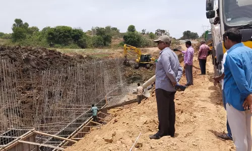 ராயக்கோட்டை, கெலமங்கலம் பகுதிகளில்சாலை விரிவாக்க பணியை அதிகாரி ஆய்வு