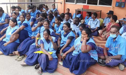 தூய்மை பணியாளர்கள் தர்ணா போராட்டம்