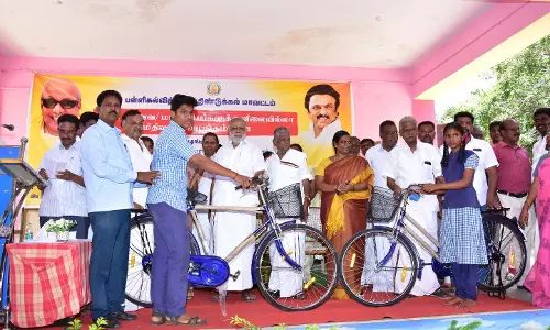 359 மாணவிகளுக்கு விலையில்லா சைக்கிள்கள்