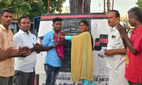 பெரியார் சிலை முன்பு திருமணம் செய்து கொண்ட காதல் ஜோடி பெரியார் சிலை முன்பு திருமணம் செய்து கொண்ட காதல் ஜோடி