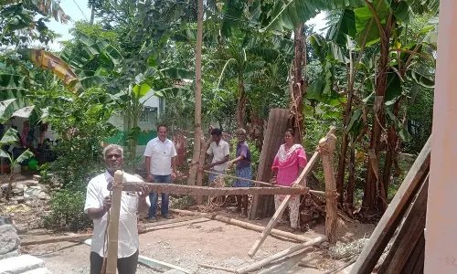 புறம்போக்கு இடத்தில் கொட்டகை கட்டும் பணி தடுத்து நிறுத்தம் புறம்போக்கு இடத்தில் கொட்டகை கட்டும் பணி தடுத்து நிறுத்தம்