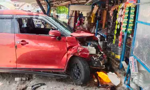 மொபட் மீது கார் மோதி பெண் சத்துணவு அமைப்பாளர் பலி