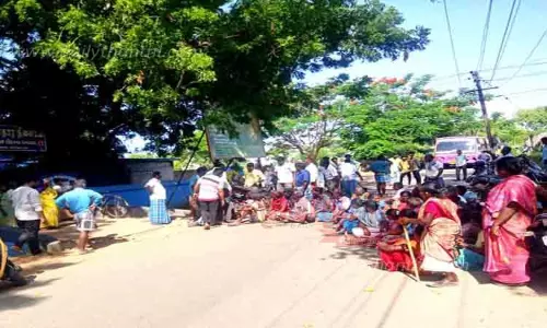 எஸ்.புதூர் அருகே விபத்தில் மாணவிகள் காயம்: ஆம்புலன்ஸ் வர தாமதம்; பொதுமக்கள் மறியல்