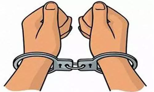 தொழிலாளியை தாக்கிய 2 வாலிபர்கள் கைது