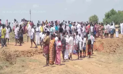 தேவகோட்டை அருகே ஆற்று நீரை பங்கிடுவதில் இரு தரப்பினர் தகராறு