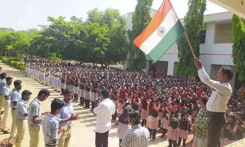 சந்திரயான்-3 விண்கலம் வெற்றியை கொண்டாடும் வகையில் தேசியக்கொடியுடன் மகிழ்ச்சியை வெளிப்படுத்திய மாணவர்கள்