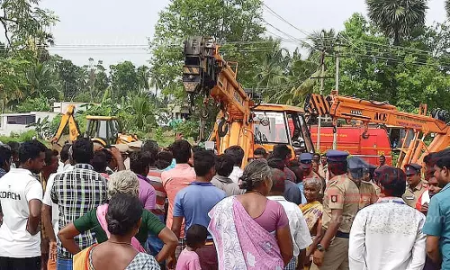 மின் இணைப்பு விவகாரத்தில் பொதுமக்கள் சாலைமறியல்