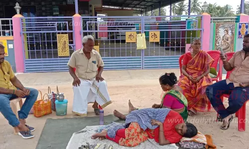 காதல் கணவர் வீட்டு முன்பு கர்ப்பிணி போராட்டம்