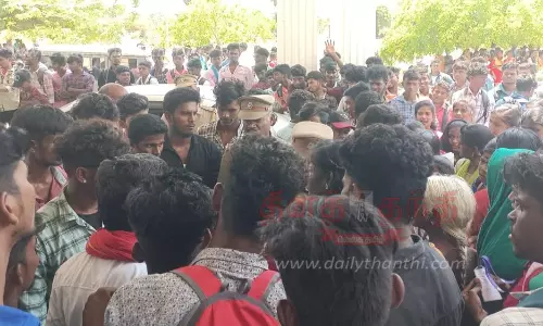 கவுரவ விரிவுரையாளரை கைது செய்யக்கோரி மாணவர்கள் போராட்டம்