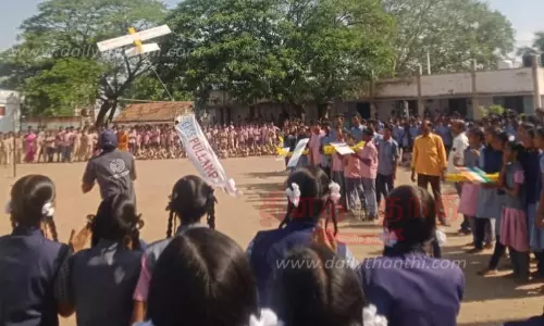 மாணவர்கள் உருவாக்கிய மாதிரி விமானம்