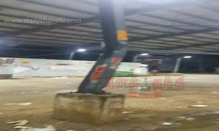 பஸ் மோதி வளைந்த தூண் பஸ் மோதி வளைந்த தூண்