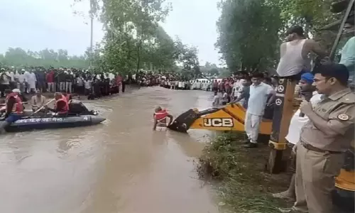 உத்தரபிரதேசத்தில் கால்வாயில் டிராக்டர் கவிழ்ந்து 9 பக்தர்கள் உயிரிழப்பு..!