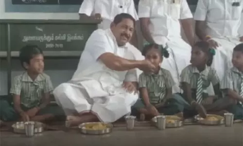 முதல்-அமைச்சரின் காலை உணவுத் திட்டத்தை தொடங்கி வைத்த ஓபிஎஸ் ஆதரவு எம்.எல்.ஏ