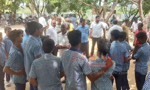 அரசுபள்ளியை முற்றுகையிட்டு பெற்றோர் போராட்டம் அரசுபள்ளியை முற்றுகையிட்டு பெற்றோர் போராட்டம்