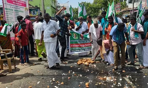 விவசாயிகள் தேங்காய் உடைத்து ஆர்ப்பாட்டம் விவசாயிகள் தேங்காய் உடைத்து ஆர்ப்பாட்டம்