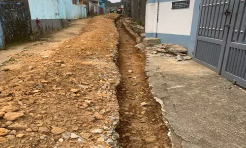 பந்தலூர் நத்தம் பகுதியில் கழிவுநீர் கால்வாய் அமைக்கும் பணி பாதியில் நிறுத்தம்-உடனடியாக தொடங்க பொதுமக்கள் கோரிக்கை