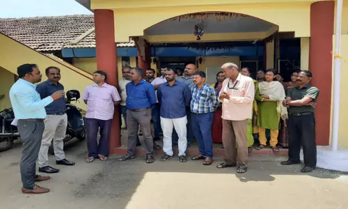 தாசில்தார் பணியிடை நீக்கத்துக்கு கண்டனம் தெரிவித்து வருவாய்த்துறை ஊழியர்கள் போராட்டம்