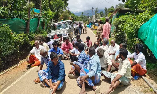 ஓவேலி காந்திநகரில் கண்காணிப்பு கோபுரம் அமைக்க கிராம மக்கள் எதிர்ப்பு-சாலை மறியலில் ஈடுபட்டதால் பரபரப்பு