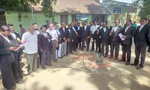 பொள்ளாச்சியில் வக்கீல்கள் ஆர்ப்பாட்டம் பொள்ளாச்சியில் வக்கீல்கள் ஆர்ப்பாட்டம்