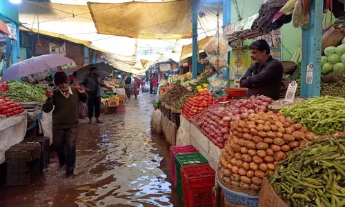 ஊட்டி மார்க்கெட்டில்  புதிய கடைகள் கட்ட மேலும் ரூ.18 கோடி நிதி ஒதுக்கீடு-நகராட்சி ஆணையாளர் தகவல்