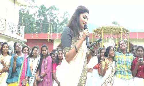 குன்னூரில் உள்ள மகளிர் கல்லூரியில் ஓணம் பண்டிகை:சினிமா பாட்டுப்பாடி அசத்திய பேராசிரியை  -சமூக வலைத்தளங்களில் வீடியோ வைரல்