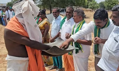 நல்லதங்காள் ஓடை நீர்தேக்க அனைக்கு நிலம் கொடுத்த விவசாயிகள் பிச்சை எடுத்து காத்திருப்பு போராட்டம்