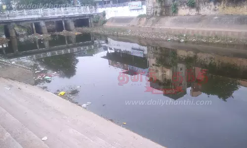 காவிாி துலாக்கட்டத்தில் தேங்கி நிற்கும் கழிவுநீர்