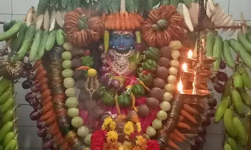 வரலட்சுமி நோன்பையொட்டிஅம்மன் கோவில்களில் சிறப்பு பூஜைதிரளான பெண்கள் சாமி தரிசனம்