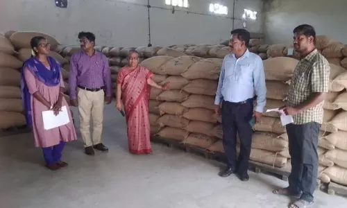 இருவேல்பட்டுஅரசு விதை சுத்திகரிப்பு நிலையத்தில் அதிகாரிகள் திடீர் ஆய்வு