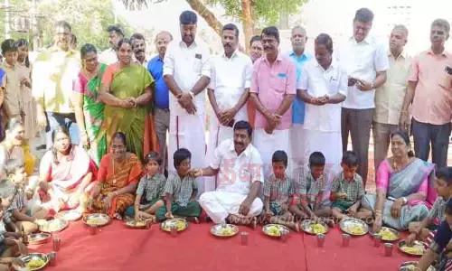 மாணவர்களுடன் அமர்ந்து சாப்பிட்ட எம்.எல்.ஏ.க்கள்