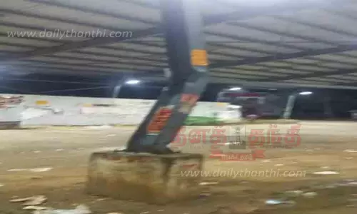 பஸ் மோதி வளைந்த தூண்