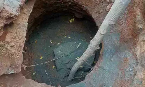 சாலையோரம் ஏற்பட்ட திடீர் பள்ளம்