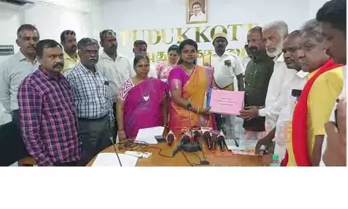 வாக்குச்சாவடி மையங்களை மறுசீரமைத்தல் குறித்து அரசியல் கட்சி பிரமுகர்களுடன் விளக்க கூட்டம்