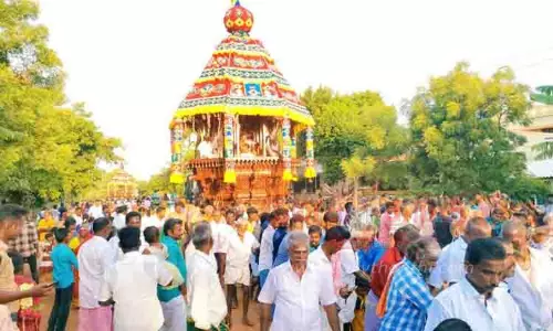 மீனாட்சி சுந்தரேஸ்வரர் கோவிலில் இரட்டை தேரோட்டம்
