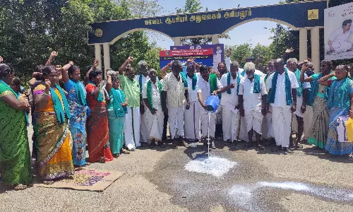 தரையில் பாலை கொட்டி விவசாய சங்கத்தினர் ஆர்ப்பாட்டம் நடத்தினர். தரையில் பாலை கொட்டி விவசாய சங்கத்தினர் ஆர்ப்பாட்டம் நடத்தினர்.