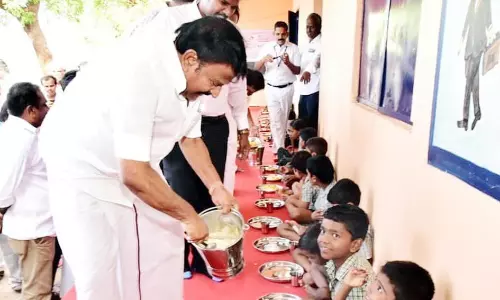 அமைச்சர்கள் கே.என்.நேரு, அன்பில் மகேஷ் குழந்தைகளுக்கு உணவு பரிமாறினர்