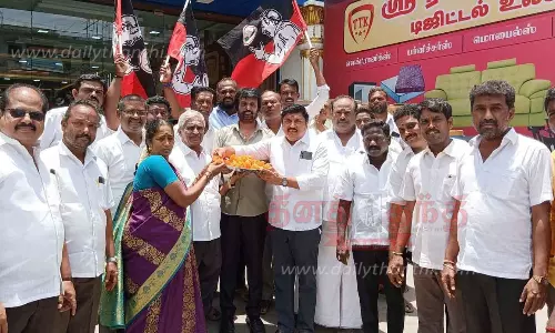 அ.தி.மு.க.வினர் பட்டாசு வெடித்து கொண்டாட்டம்