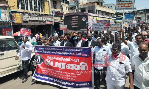 கும்பகோணத்தில், கோர்ட்டு பணிகளை புறக்கணித்து வக்கீல்கள் ஊர்வலம்