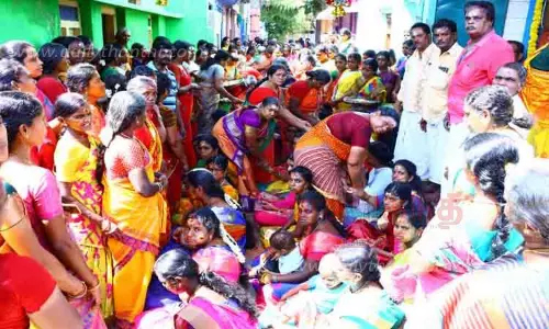 அம்மன் கோவிலில் வரலட்சுமி பூஜை