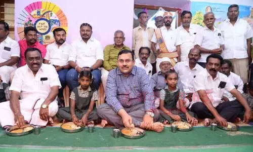 தென்காசியில் கலெக்டர் துரை. ரவிச்சந்திரன் குழந்தைகளுடன் அமர்ந்து சாப்பிட்டார்