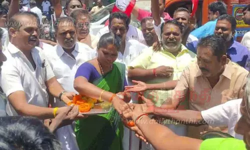 அ.தி.மு.க.வினர் இனிப்பு வழங்கி கொண்டாட்டம் அ.தி.மு.க.வினர் இனிப்பு வழங்கி கொண்டாட்டம்