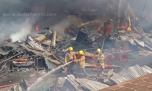 குற்றாலத்தில் பயங்கர தீ; 50 கடைகள் எரிந்து நாசம் குற்றாலத்தில் பயங்கர தீ; 50 கடைகள் எரிந்து நாசம்