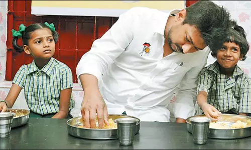 அமைச்சர் உதயநிதி ஸ்டாலின் காலை உணவு திட்டத்தை தொடங்கி வைத்தார்: மாணவர்களுடன் அமர்ந்து உணவு அருந்தினார்