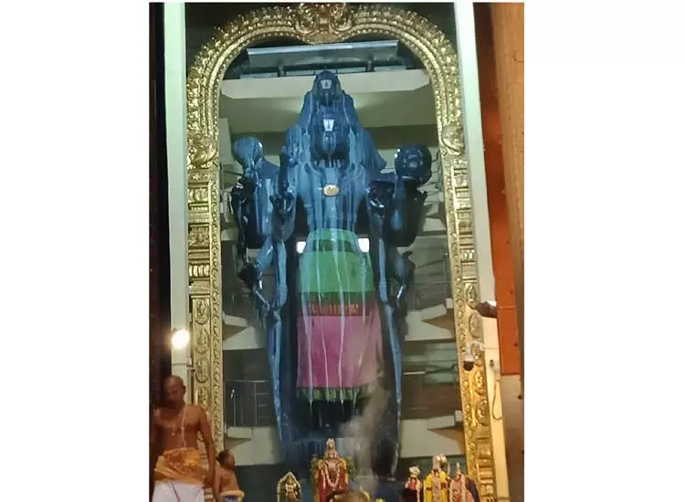 ஆஞ்சநேயருக்கு பாலாபிஷேகம் ஆஞ்சநேயருக்கு பாலாபிஷேகம்