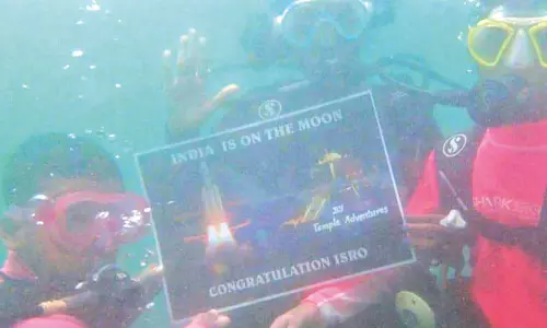 சந்திரயான்-3 வெற்றி ஆழ்கடலில் இறங்கி வாழ்த்து தெரிவித்த சிறுவர்கள் சந்திரயான்-3 வெற்றி ஆழ்கடலில் இறங்கி வாழ்த்து தெரிவித்த சிறுவர்கள்